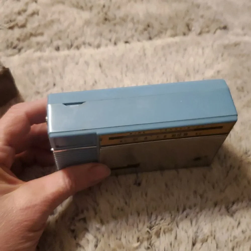 Radio Corp. SR-H107 transistor radio, likely from around 1961 With Case Military - Picture 4 of 16